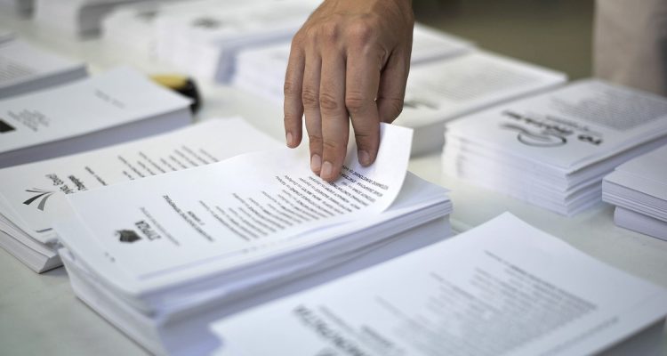 Σταθερά μπροστά από τον ΣΥΡΙΖΑ δείχνει τη Νέα Δημοκρατία πρόσφατη δημοσκόπηση