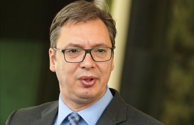 Ο Vucic ανακοινώνει ότι θα νικήσει την αντιπολίτευση με τα Starbucks