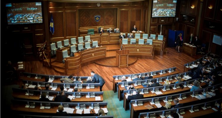 Η μαζική φυγή των νέων από τη χώρα στο επίκεντρο έκτακτης συνεδρίασης του Κοινοβουλίου του Κοσσυφοπεδίου