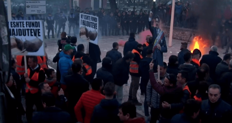 Μήνυση κατά της αστυνομίας κατέθεσε η αντιπολίτευση στην Αλβανία