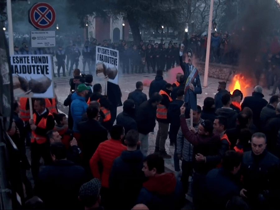 Μήνυση κατά της αστυνομίας κατέθεσε η αντιπολίτευση στην Αλβανία