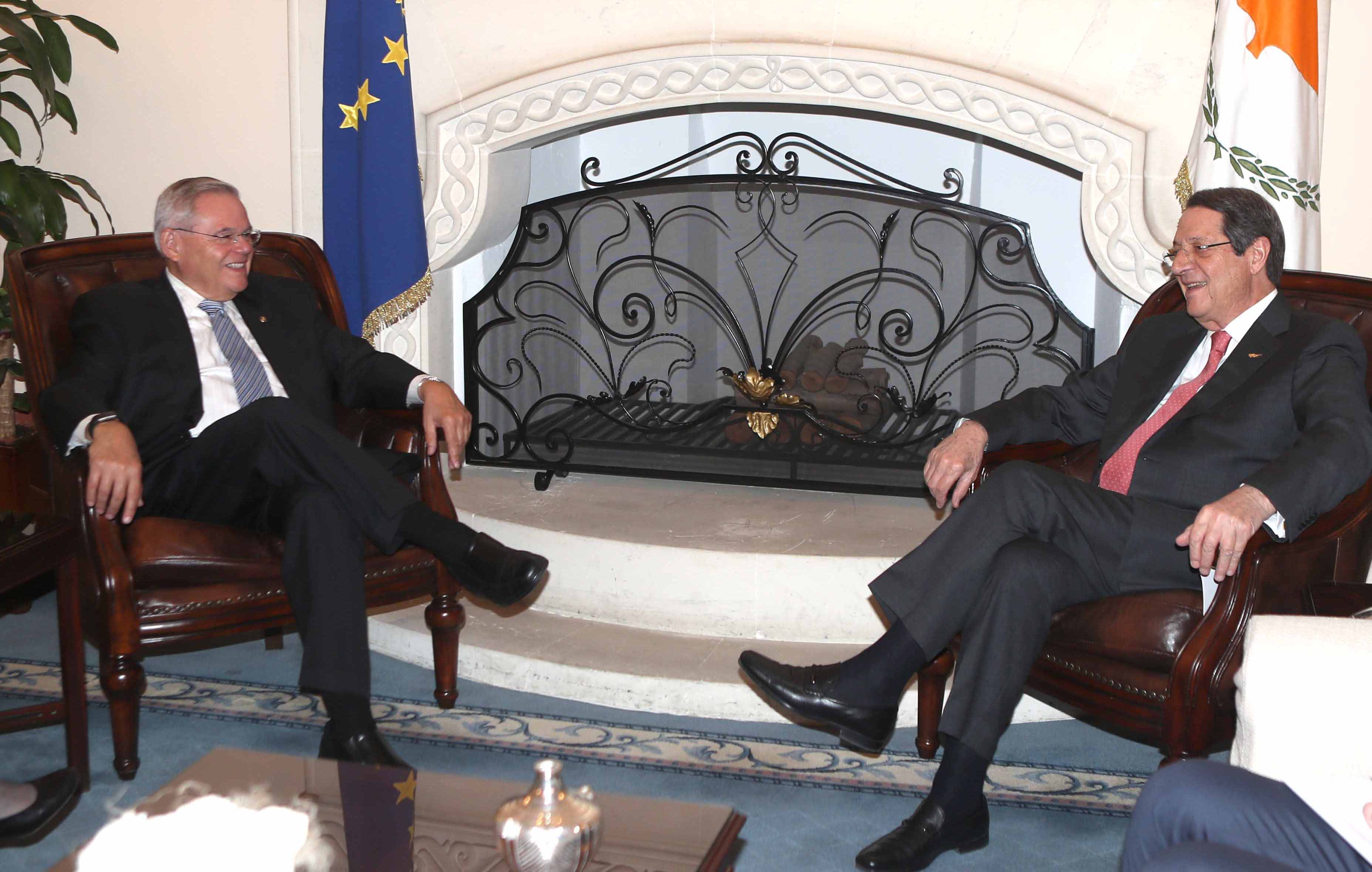 Menendez στην Κύπρο: Συναντήθηκε με Αναστασιάδη, στο τραπέζι το εμπάργκο