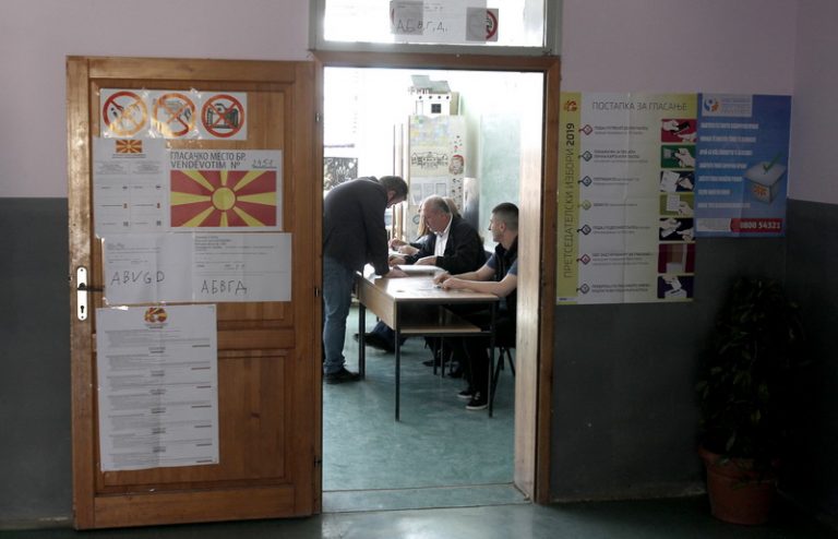 Βόρεια Μακεδονία: Pendarovski και Siljanovska θα αναμετρηθούν στον δεύτερο γύρο των προεδρικών εκλογών