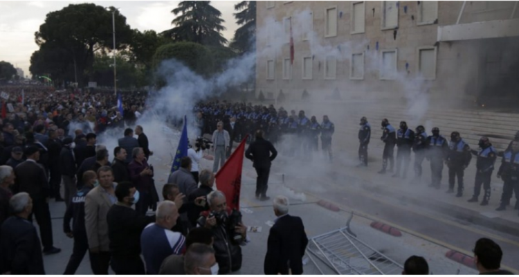 Τεταμένη η κατάσταση στην Αλβανία μετά τις βίαιες συγκρούσεις διαδηλωτών αστυνομίας