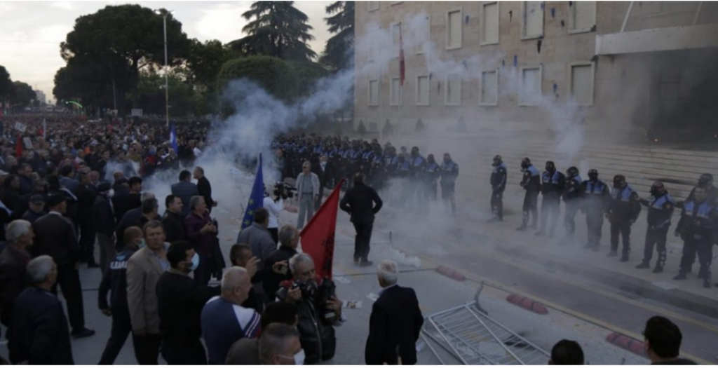 Τεταμένη η κατάσταση στην Αλβανία μετά τις βίαιες συγκρούσεις διαδηλωτών αστυνομίας