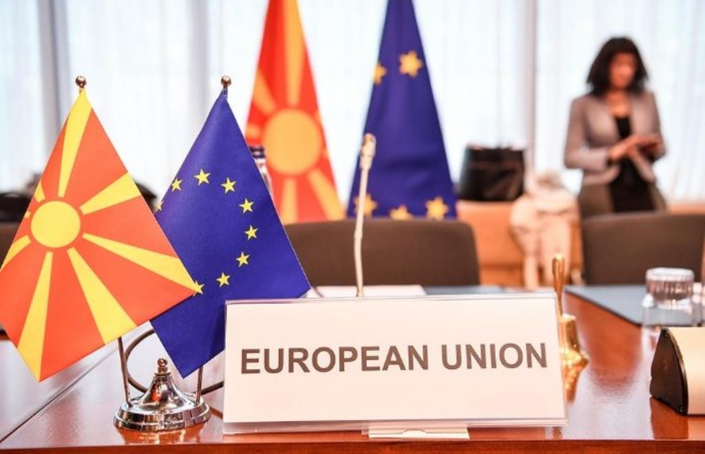 Η Ευρωπαϊκή Επιτροπή θα συστήσει την έναρξη ενταξιακών διαπραγματεύσεων για τη Βόρεια Μακεδονία, λέει ο Hahn