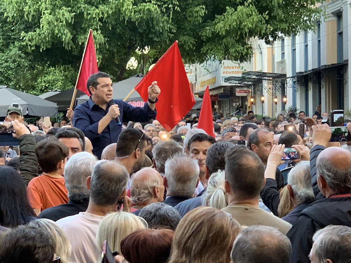 Στις πλατείες και με το βλέμμα στους νέους ψηφοφόρους Τσίπρας και Μητσοτάκης