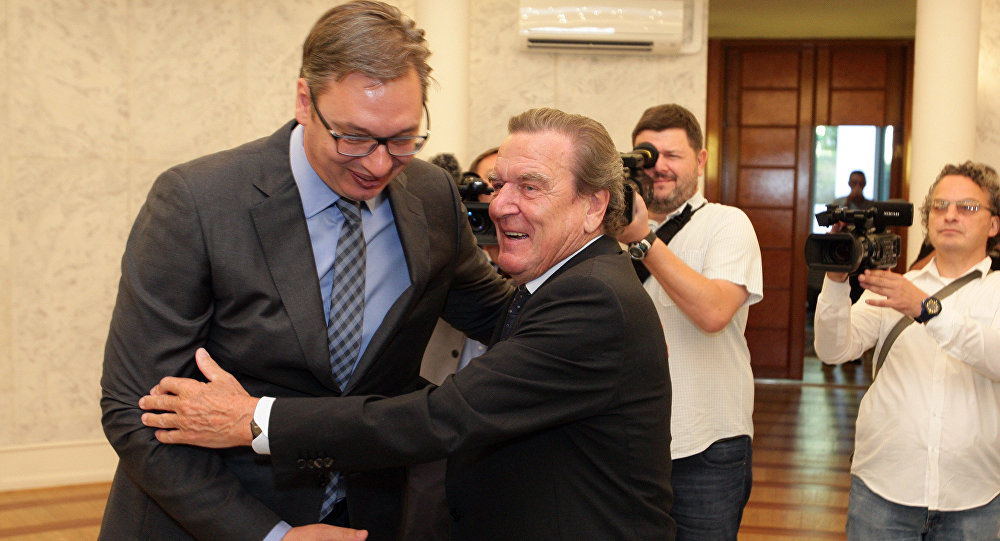 Schroeder: «Πολύ συναισθηματική απόφαση» οι βομβαρδισμοί του ΝΑΤΟ στη Σερβία