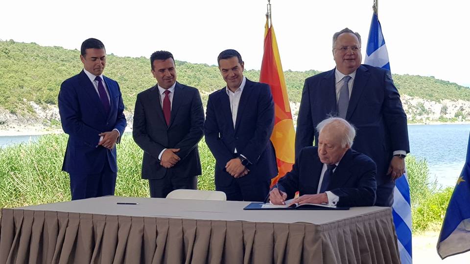 Ένα χρόνο μετά τη Συμφωνία των Πρεσπών η κοινωνία παραμένει διχασμένη