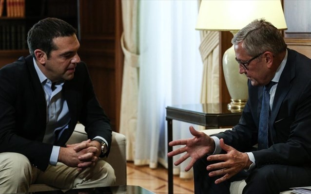 Συνάντηση Τσίπρα-Regling και το “καμπανάκι” για τις φοροελαφρύνσεις Μητσοτάκη