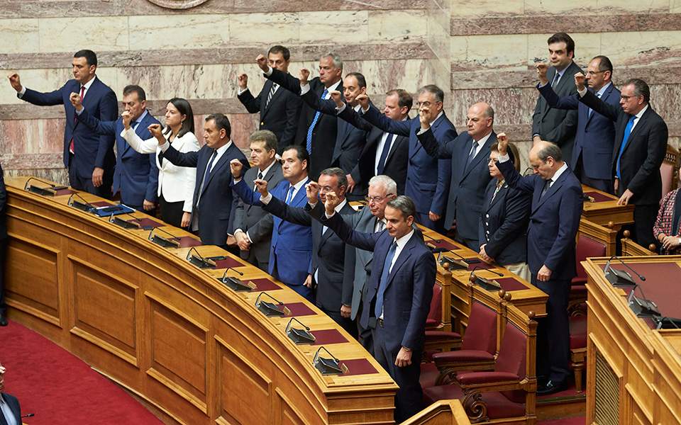 Ορκίστηκαν οι νέοι βουλευτές, ακολουθεί η εκλογή προέδρου της Βουλής
