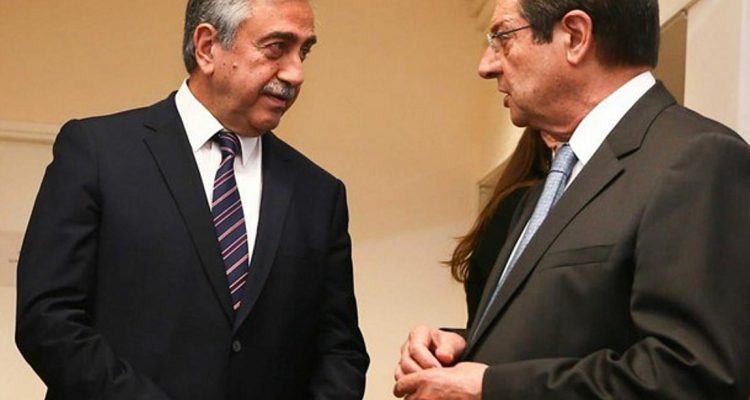 Προς άτυπη συνάντηση Αναστασιάδη-Ακιντζί