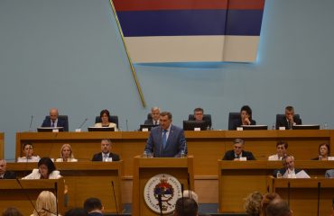 Ταραχώδης συνεδρίαση στη Βουλή της Δημοκρατίας Σέρπσκα σχετικά με την κατασκευή γέφυρας στην Κροατία
