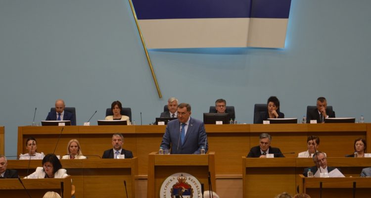 Ταραχώδης συνεδρίαση στη Βουλή της Δημοκρατίας Σέρπσκα σχετικά με την κατασκευή γέφυρας στην Κροατία