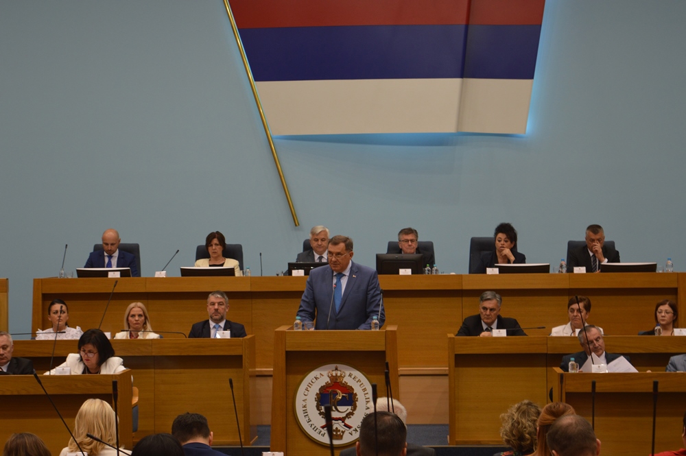 Ταραχώδης συνεδρίαση στη Βουλή της Δημοκρατίας Σέρπσκα σχετικά με την κατασκευή γέφυρας στην Κροατία