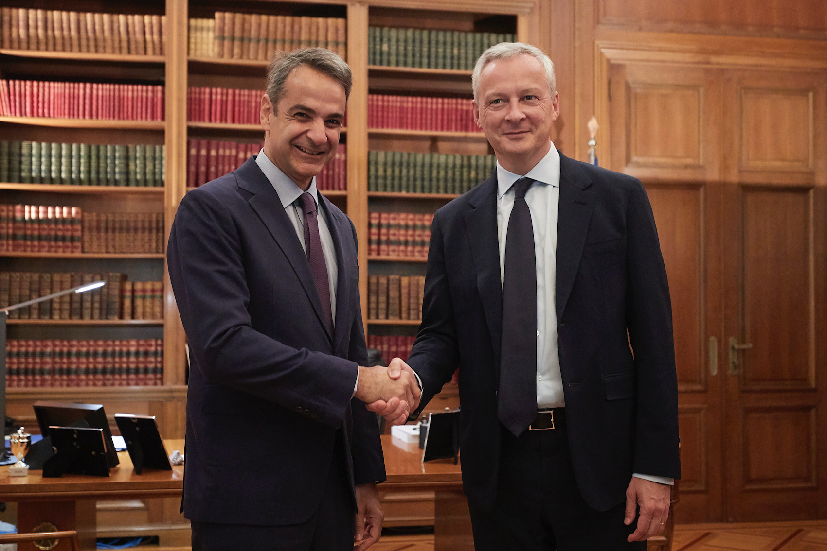 Συνάντηση Μητσοτάκη Le Maire με φόντο το ταξίδι στο Παρίσι