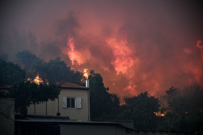 Ανεξέλεγκτη πυρκαγιά καίει την Εύβοια