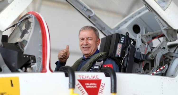Ο Hulusi Akar πέταξε πάνω από το Αιγαίο με εκπαιδευτικό αεροσκάφος Τ-38