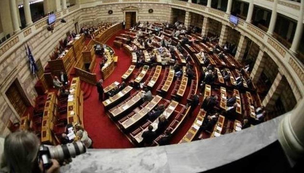 Αλληλοκατηγορούνται Ν.Δ.-ΚΙΝΑΛ για τους βουλευτές που “έσπασαν τη γραμμή”