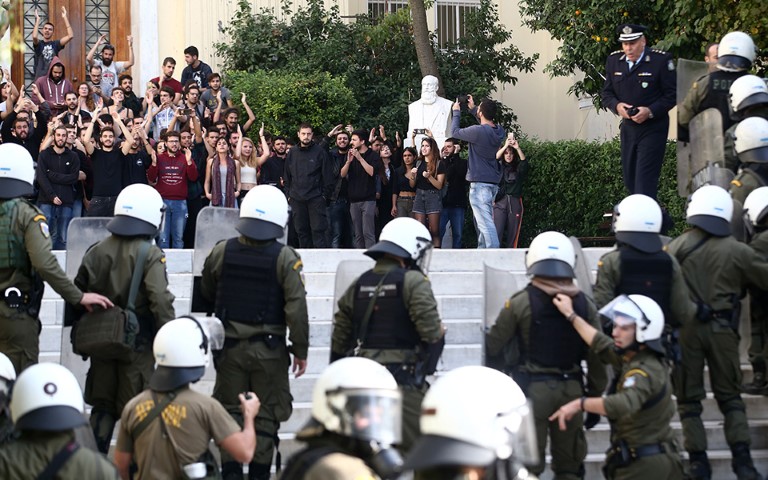 Επίθεση Πέτσα στο ΣΥΡΙΖΑ: Ο νόμος θα επιβληθεί