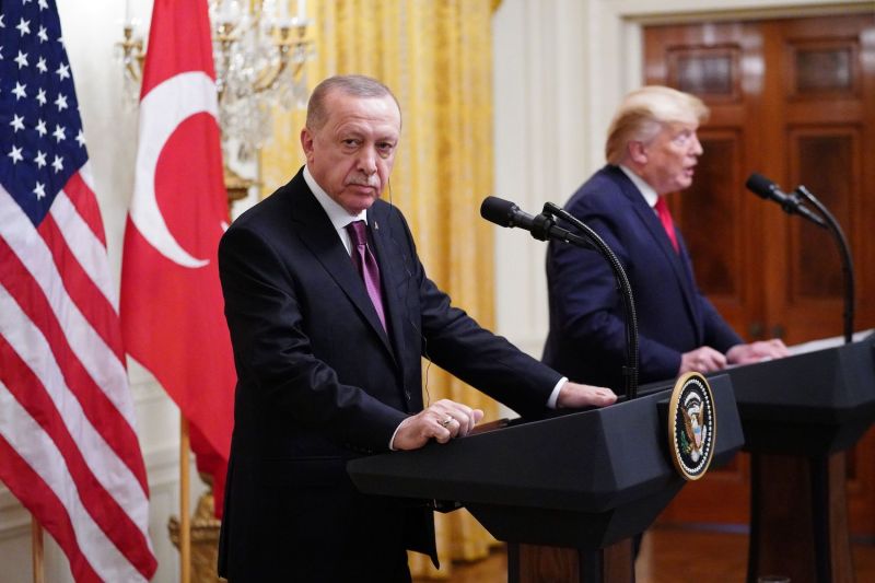 Trump προς Erdogan: “Να περάσεις με τρακτέρ πάνω από τους S-400”
