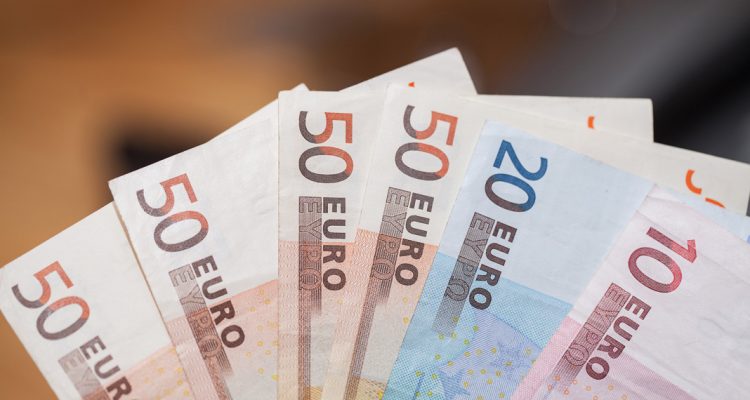 Χαμηλώνει ο πήχης για το υπερπλεόνασμα