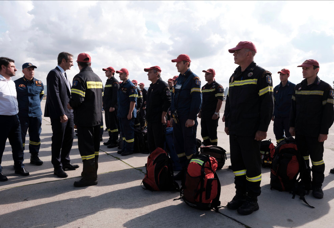 Τα μέλη της αποστολής βοήθειας που αναχωρεί για την Αλβανία συνάντησε ο Μητσοτάκης