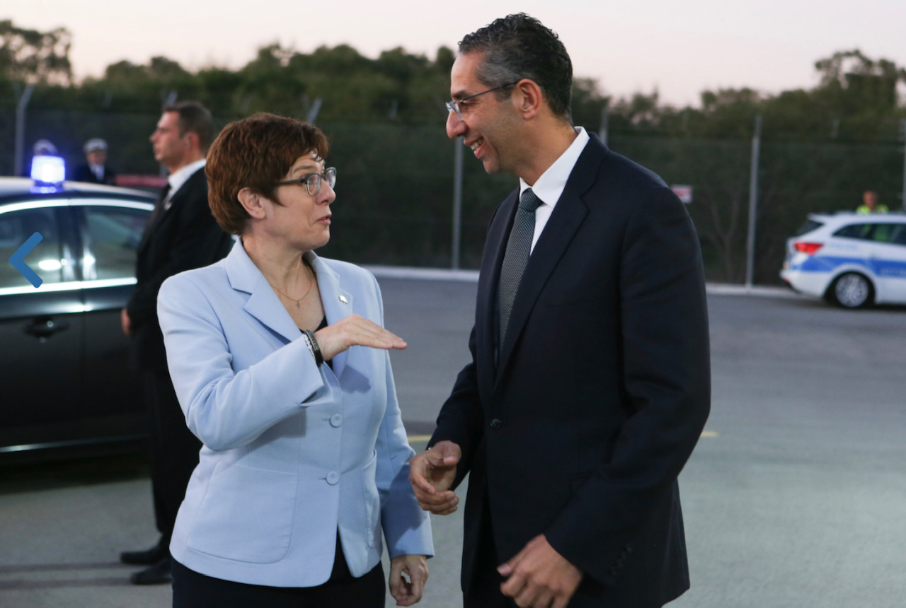 Ενίσχυση των διμερών σχέσεων συζήτησαν οι Υπουργοί Άμυνας Κύπρου-Γερμανίας