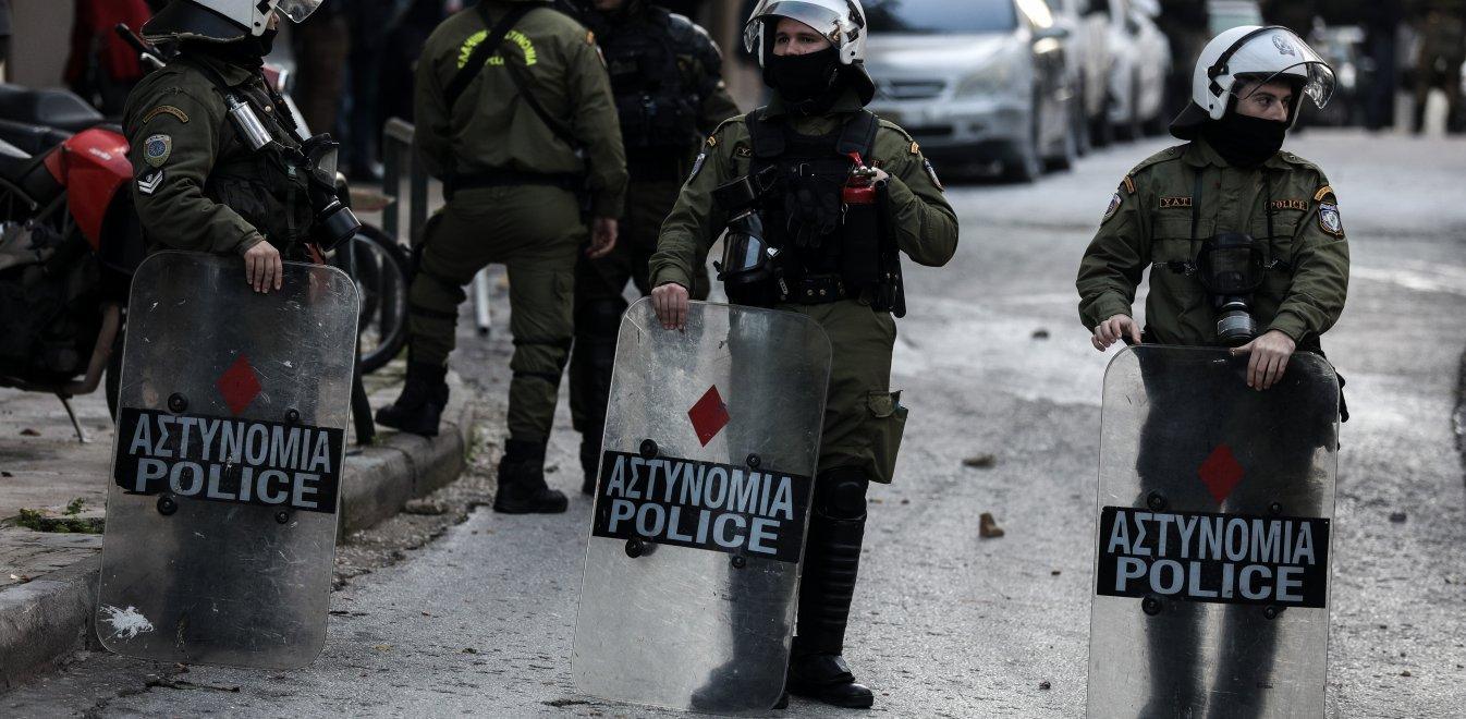 Αθήνα: Κάθε μέρα κι ένα κρούσμα αστυνομικής αυθαιρεσίας – Δακρυγόνα ακόμα και σε Χριστουγεννιάτικη αγορά
