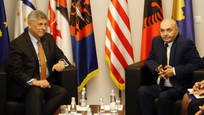 Ο Αμερικανός πρέσβης καλεί τους ηγέτες του Κοσσυφοπεδίου να σχηματίσουν κυβέρνηση