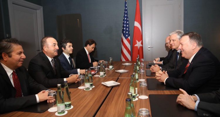 Συναντήθηκαν Cavusoglu-Pompeo πριν τη Διάσκεψη του Βερολίνου