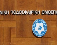 Στη δίνη της ποδοσφαιρικής διαμάχης η κυβέρνηση καθώς η κρίση βαθαίνει