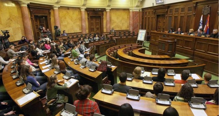 Σερβία: Η μείωση του κατώτατου ορίου αλλάζει τη δύναμη των κομμάτων στη Βουλή