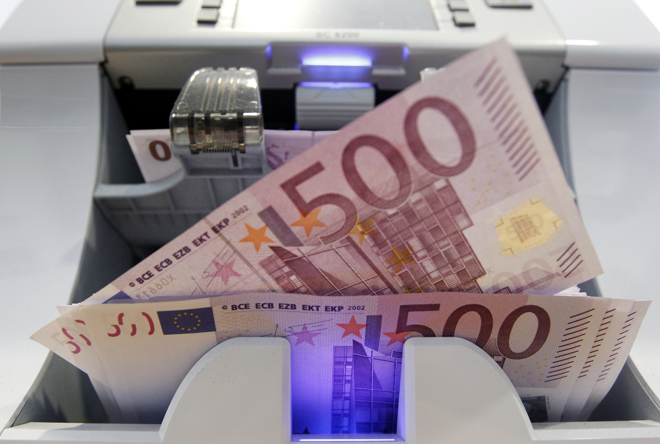 «Βουτιά» 2 δισ. ευρώ στις καταθέσεις