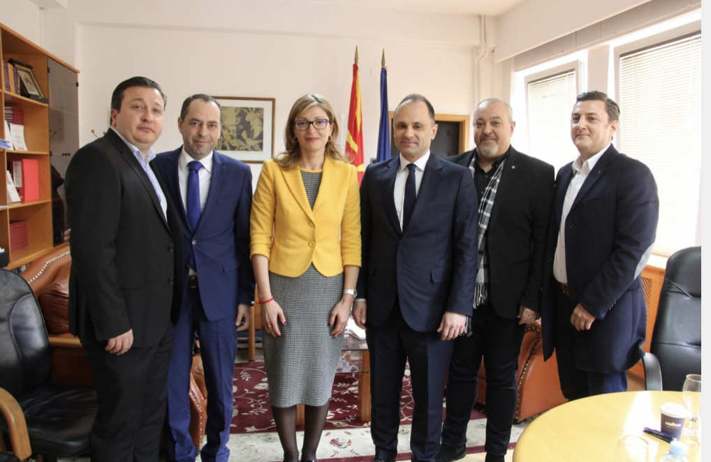 Βουλγαρία: Ιατρικό εξοπλισμό παρέδωσε η Zaharieva στη Βόρεια Μακεδονία
