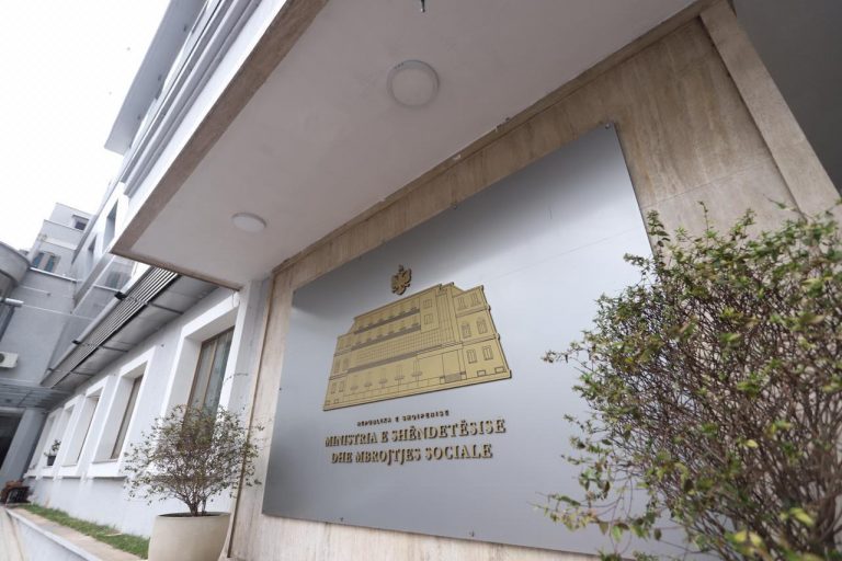 Αλβανία: «Μείνετε μακριά ο ένας από τον άλλο για να είστε μαζί αύριο»