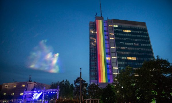 Κοσσυφοπέδιο: Στα χρώματα του ουράνιου τόξου “βάφτηκε” το κτήριο της κυβέρνησης
