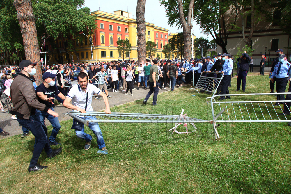Αλβανία: Σοβαρά επεισόδια στα Τίρανα σε διαδήλωση για τη σωτηρία του Εθνικού Θεάτρου