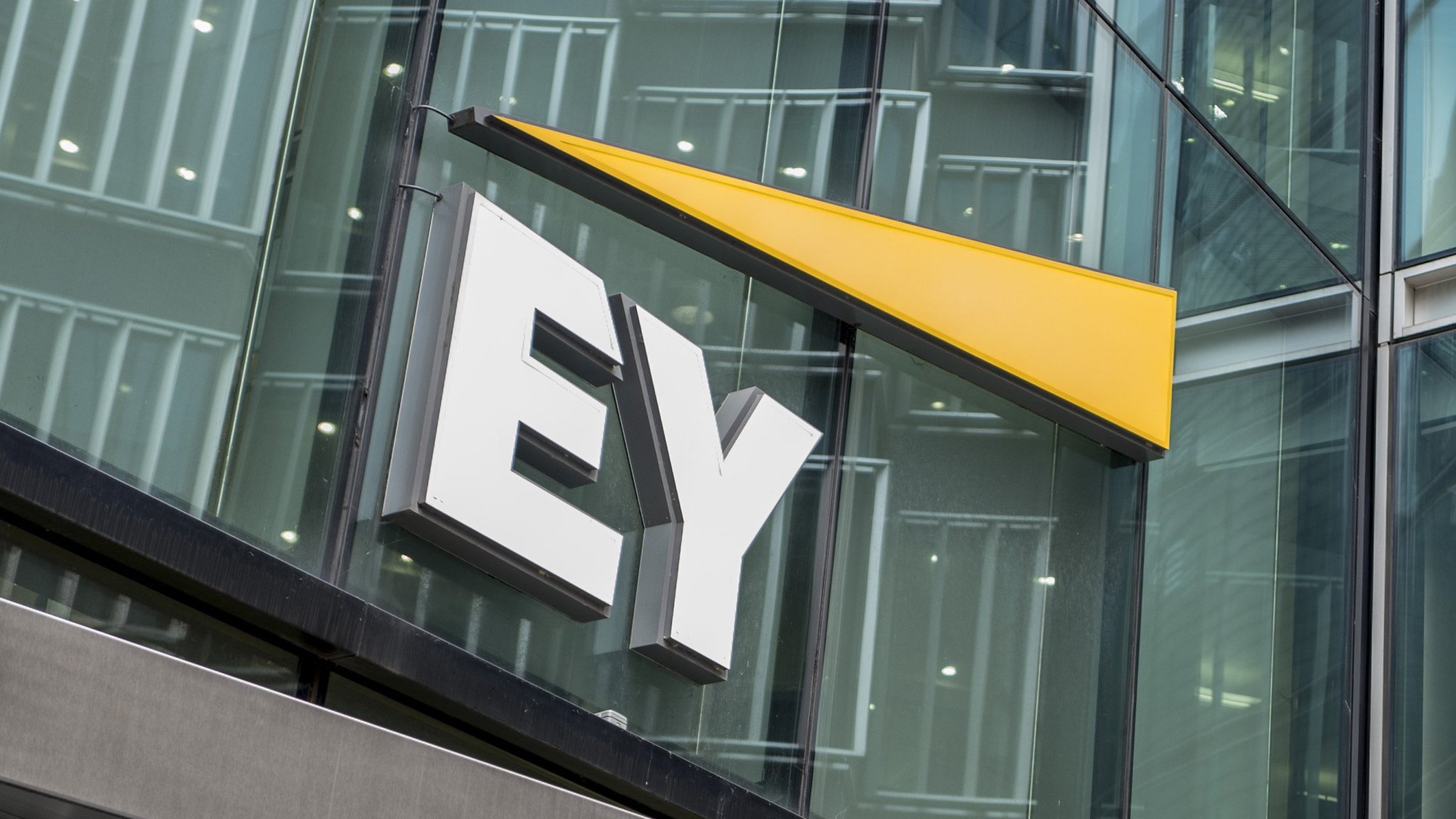 EY: Ύφεση έως 12,5% “βλέπει” για την Ελλάδα