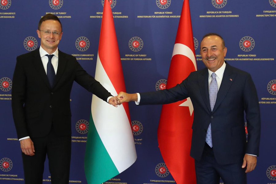 Cavusoglu προς Macron: «Η επίθεση στην Τουρκία δεν τον ωφελεί πολιτικά και χάνει εκλογές»