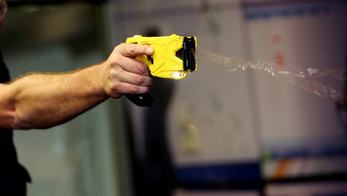 Σλοβενία: Η αστυνομία θα μπορεί να χρησιμοποιεί ηλεκτροσόκ ενάντια σε επιτιθέμενους