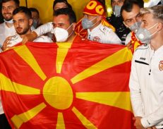 Βόρεια Μακεδονία: Ιστορική πρόκριση στο EURO, υποδοχή των παικτών από τον Zaev (Video)