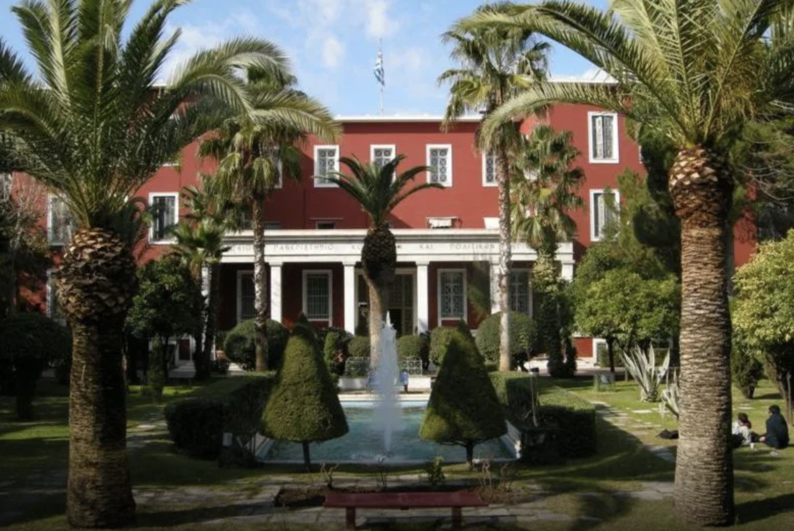 Ελλάδα: Επιστημονικά βιβλία μελών του Πάντειου Πανεπιστημίου κοσμούν τις μεγαλύτερες βιβλιοθήκες
