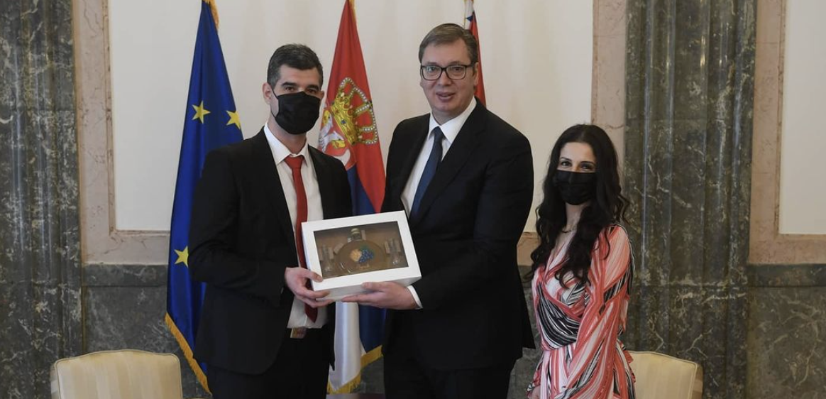 Σερβία: Ο Vučić απένειμε Χρυσά Μετάλλια Αξίας για τον αγώνα κατά του Covid σε υγειονομικούς