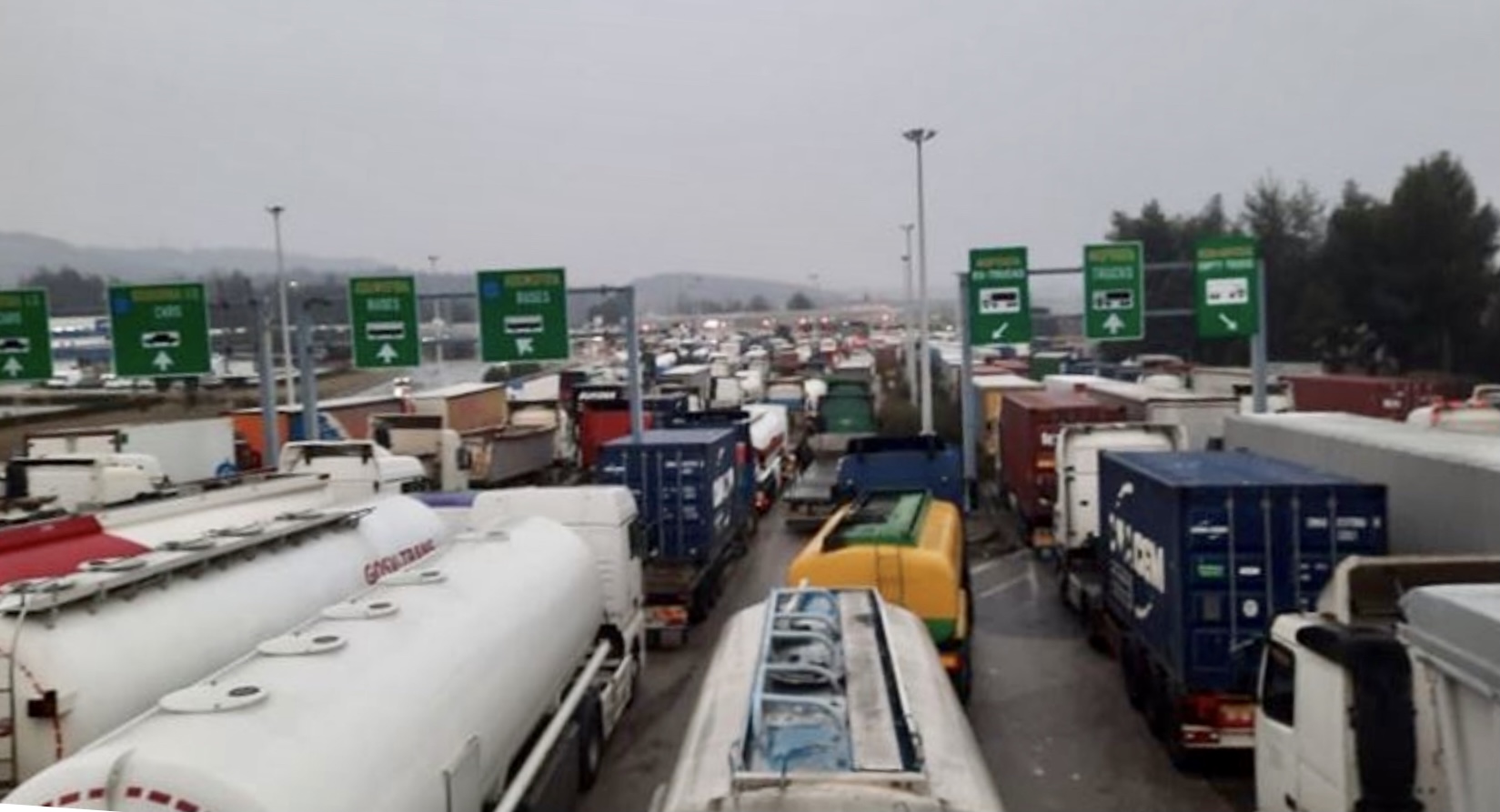 Βόρεια Μακεδονία: Χάος στον συνοριακό σταθμό Bogorodica-Ευζώνων για τους μεταφορείς