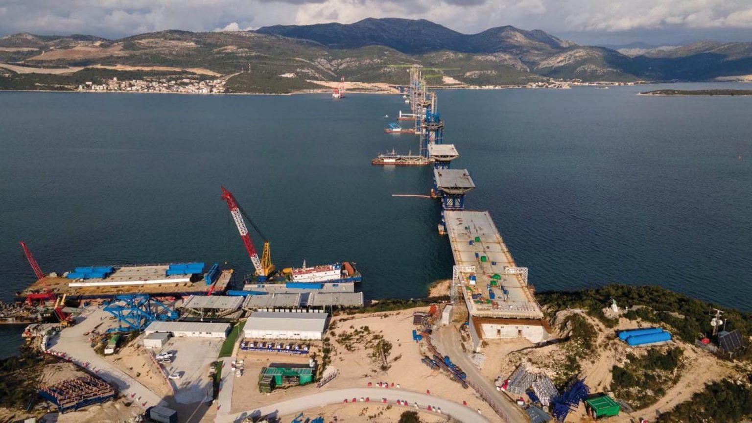 Κροατία: H γέφυρα Pelješac υψώθηκε πάνω από τη στάθμη της θάλασσας