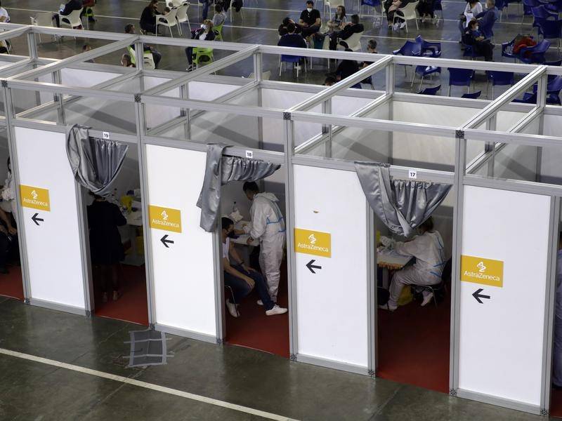 Β-Ε: Πλήθος πολιτών εμβολιάστηκε στη Σερβία