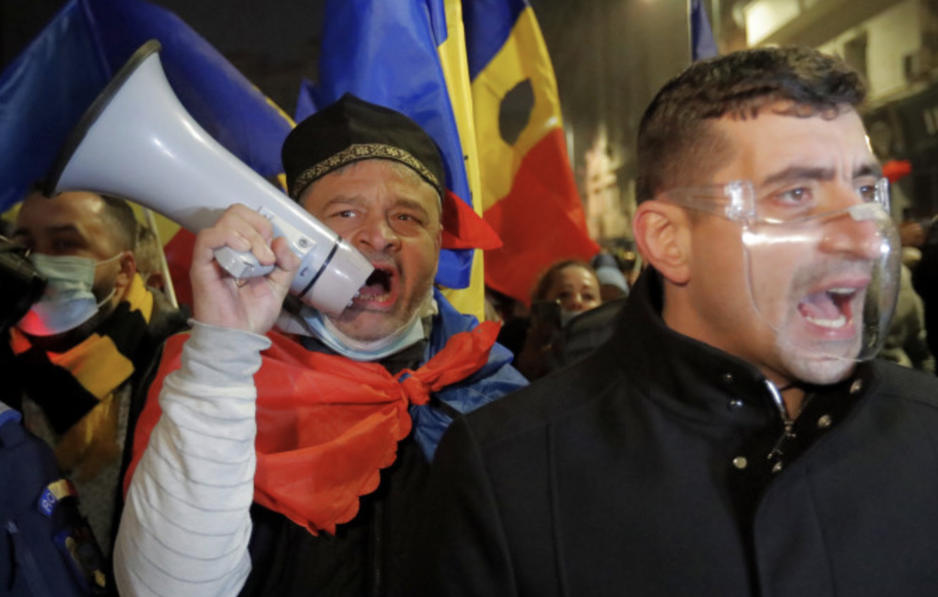 Ρουμανία: Καταδίκασε τις εκδηλώσεις βίας στις διαμαρτυρίες ενάντια στους περιορισμούς ο Iohannis