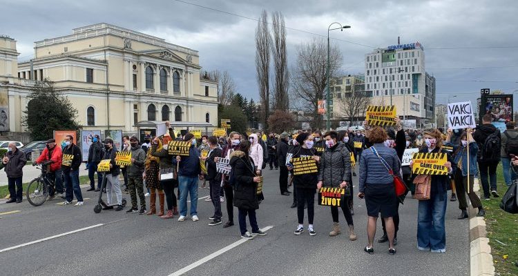 Β-Ε: Διαμαρτυρίες κατά των μέτρων απαγόρευσης μετά το κρατικό ναυάγιο στην αγορά εμβολίων