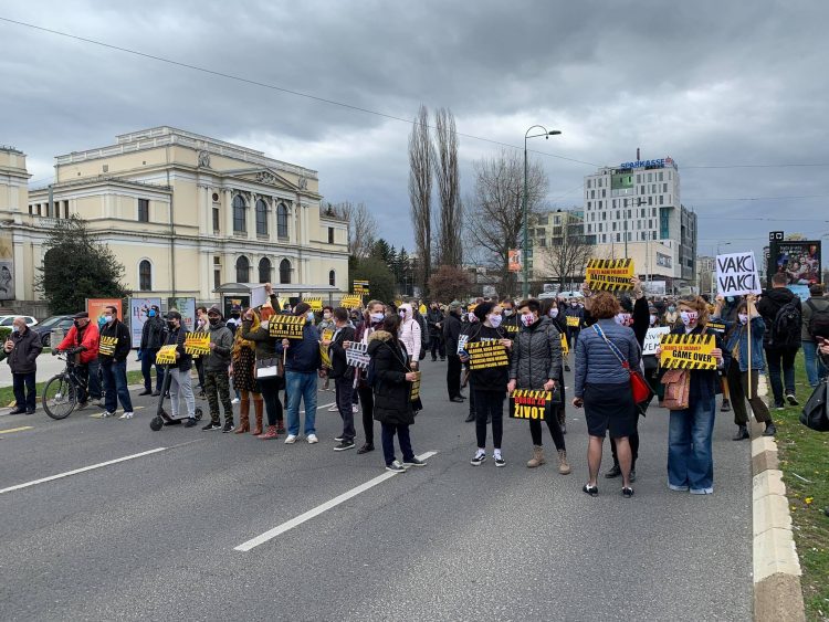 Β-Ε: Διαμαρτυρίες κατά των μέτρων απαγόρευσης μετά το κρατικό ναυάγιο στην αγορά εμβολίων